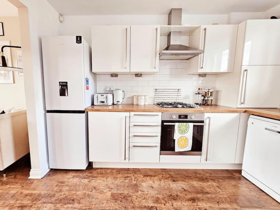 Modern 5 Bedroom Townhouse With Free Parking غلاسغو المظهر الخارجي الصورة