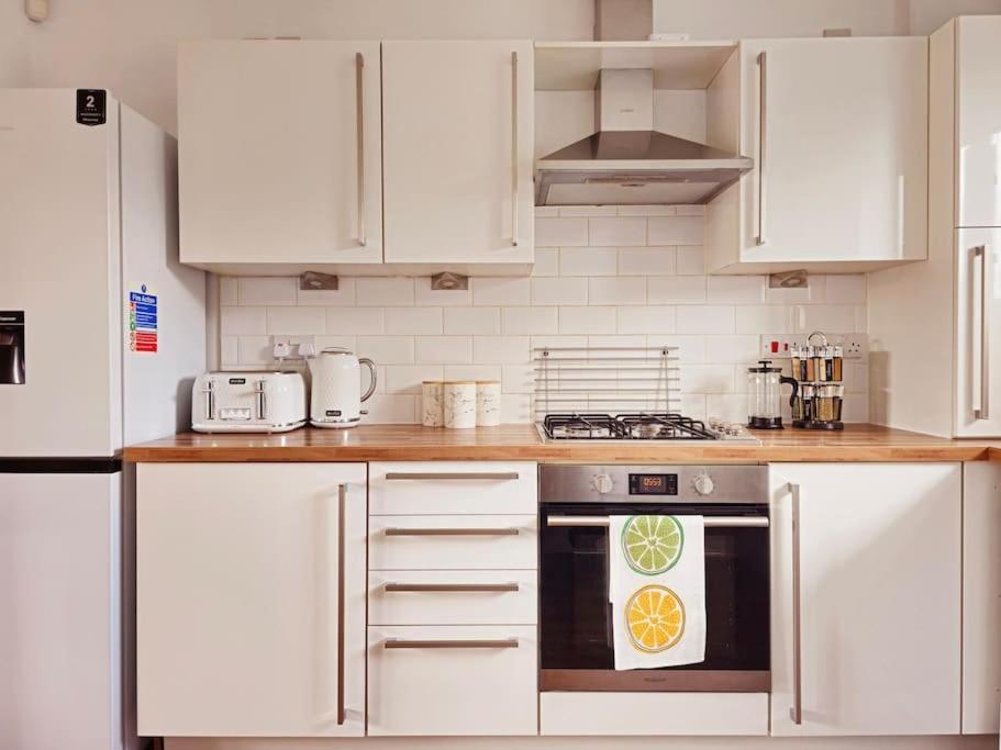 Modern 5 Bedroom Townhouse With Free Parking غلاسغو المظهر الخارجي الصورة