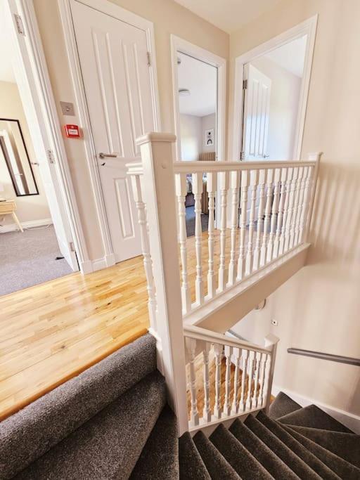 Modern 5 Bedroom Townhouse With Free Parking غلاسغو المظهر الخارجي الصورة
