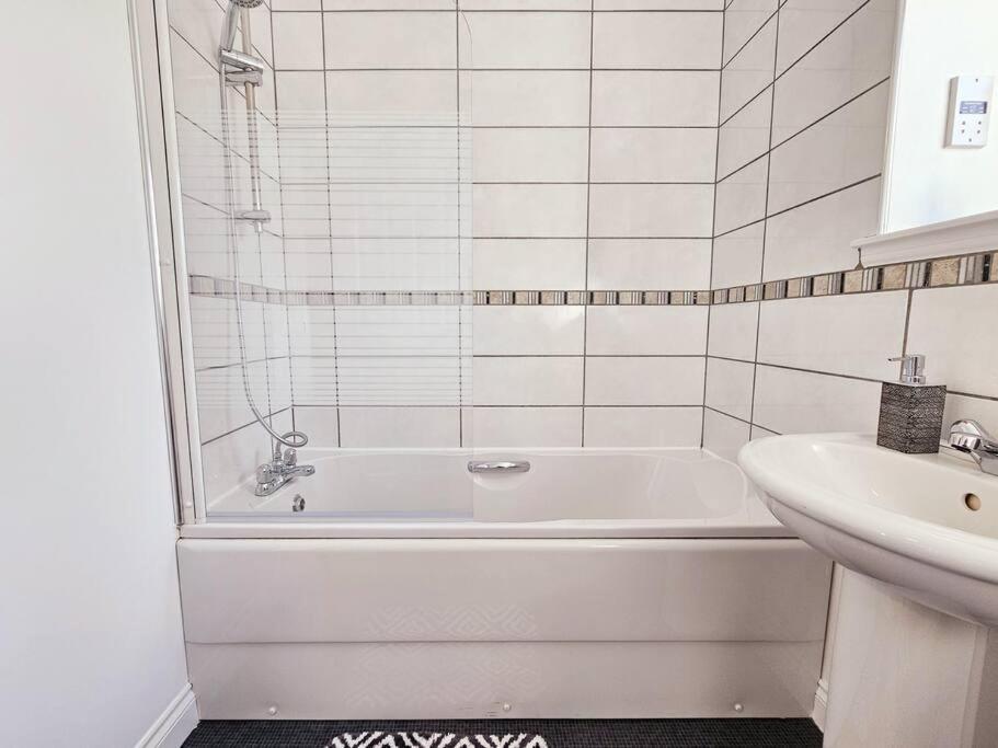 Modern 5 Bedroom Townhouse With Free Parking غلاسغو المظهر الخارجي الصورة